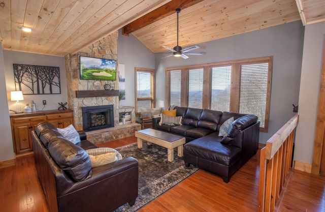 Black Bear 5BR Cabin - Hot Tub - Fire Pit - Game Room - Views! Beech Mountain