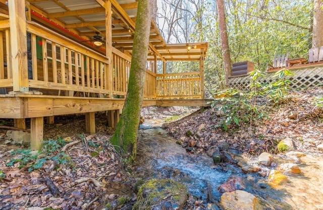 Bear Creek Cabin | Centre-ville Helen | Bord du ruisseau | Fire Pit | Cabine entièrement approvisionnée