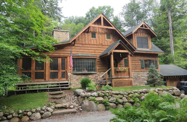 Ours noir qui traverse Adirondack Cabin