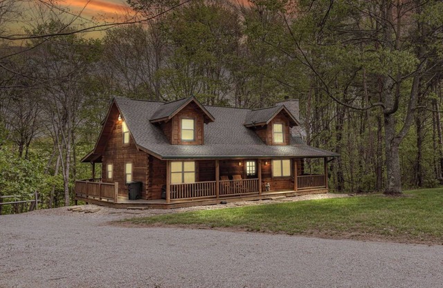 Black Bear Hideaway-Lodge-Salle de bain privée séparée-Vue sur le bois