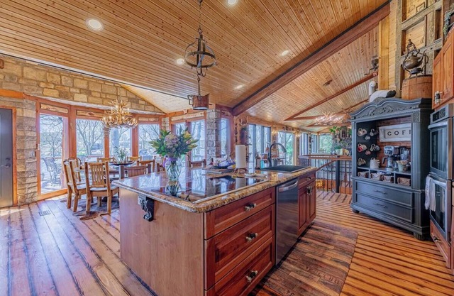 Black Bear Lodge - Luxury lakefront, sleeps 15