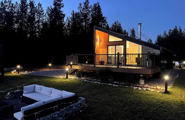 Black Cabin Retreat, Black Cabin in Northwest Montana