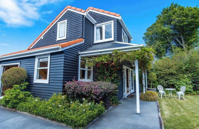 Black Cottage - Beautiful Central Cottage for Two