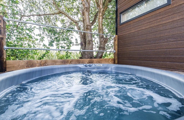 Black Edition Lodge - Unit 7 - a lodge that sleeps 6 guests in 2 bedrooms