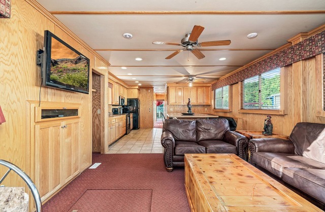 Black Pearl - 6 bedroom/ 2 Bathroom Houseboat with everything you need and more