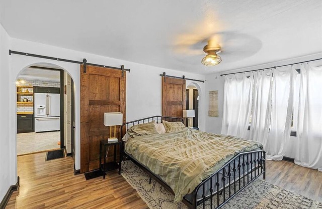 Black remodeled farmhouse minutes to downtown Owensboro