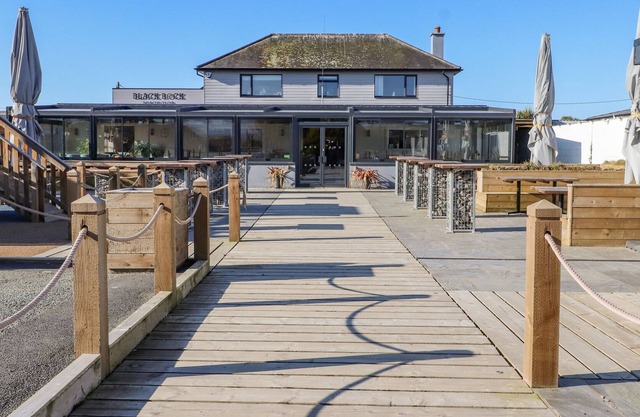BLACK ROCK GROUND FLOOR APARTMENT, pet friendly in Morfa Bychan