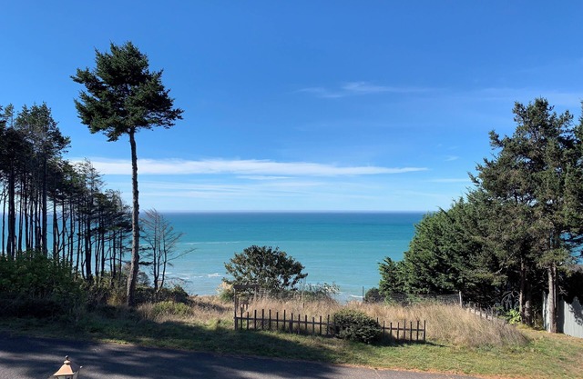Black Sands Escape- Ocean and Range Views- Comfort