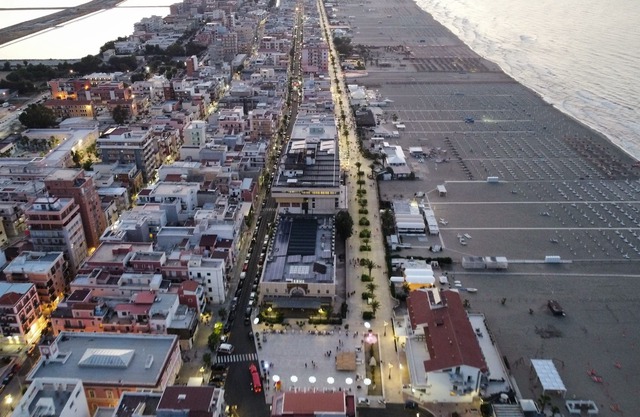 Black Suite with terrace, sea view located in the center