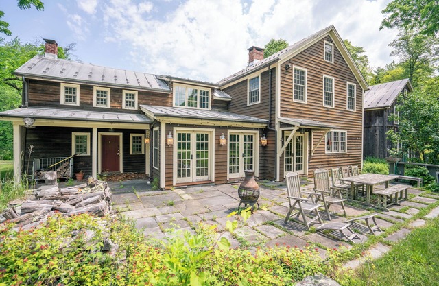Black Walnut Tree Farm: Farmhouse on 50 Acres