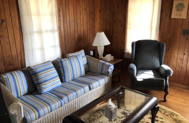 BlackBeard's Retreat - Historic and Pet Friendly cottage