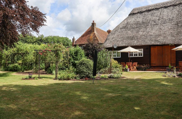 BLACKBIRD COTTAGE, family friendly, with a garden in Lyminge