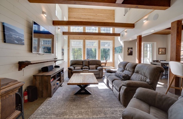 BlackSands à Shelter Cove est une maison de luxe de 4 étages et 3300 pieds sur la côte perdue