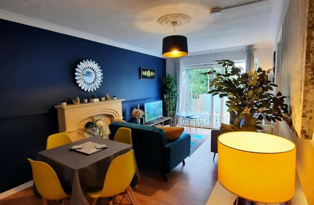 Blenheim Way is a beautiful apartment in a quiet location yet minutes from major attractions Sleeps 6
