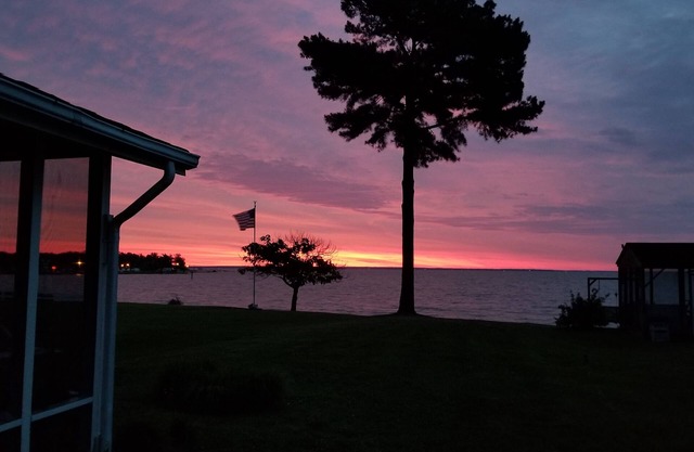 Bleu Bayou Cottage - Waterfront Beach-Magnificent Views! Close to DC & Richmond