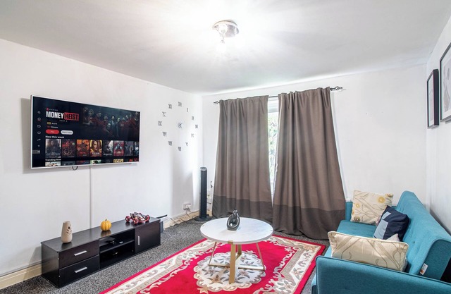 Blissful Apartment. Family-Friendly and work suited... HOME AWAY FROM HOME