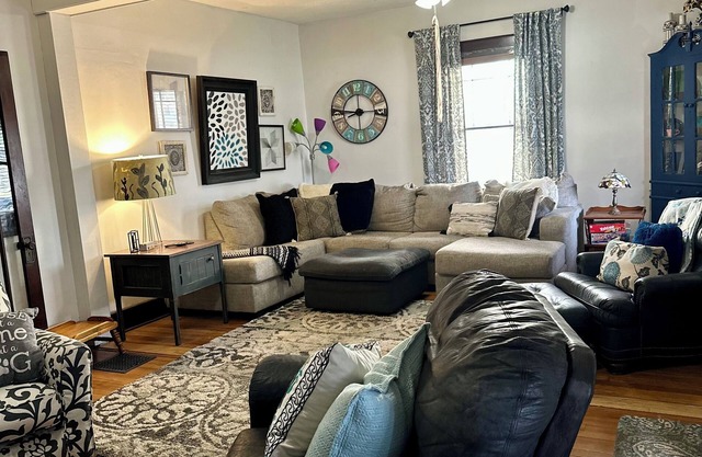 Charming 1-bedroom historical home in New Albany, under 10 min to Ohio bridge
