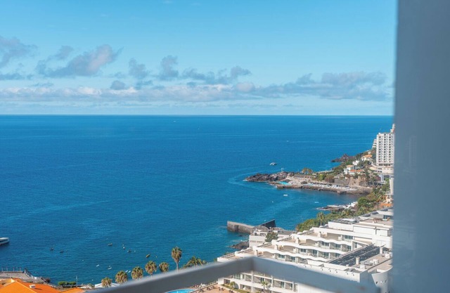 Blissful Getaway! Private Balcony with Sea View, Outdoor Pool, Beachfront Hotel!