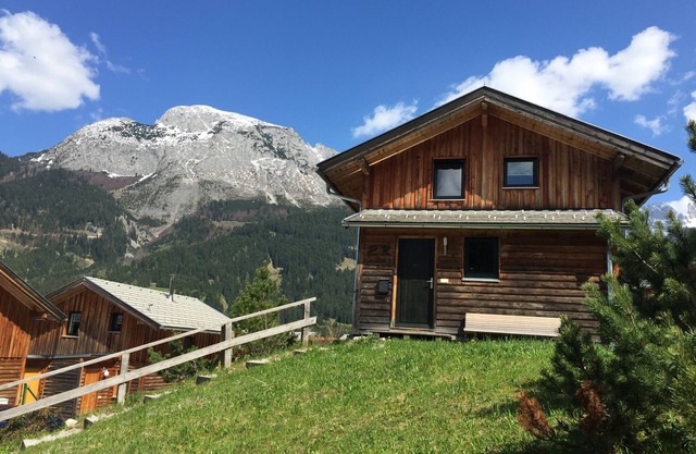 Maison en bois massif neuve, cadre idyllique en plein milieu d'une région de ski