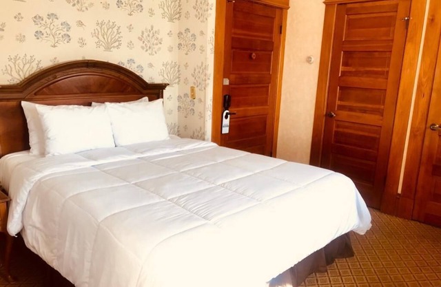 BLOCKS FROM OCEAN -COZY QUEEN-A GETAWAY FOR TWO