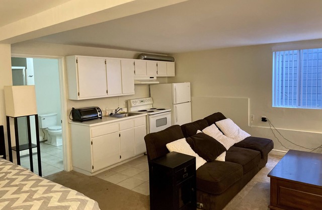 Blocks from the beach and 3rd St Promenade!