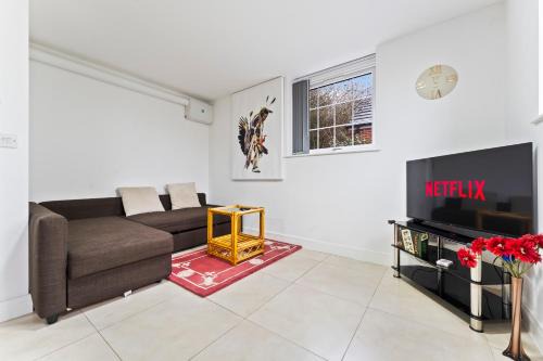 Bloom Court -Sleeps 6-Free Parking with Workspace & High-Speed WiFi