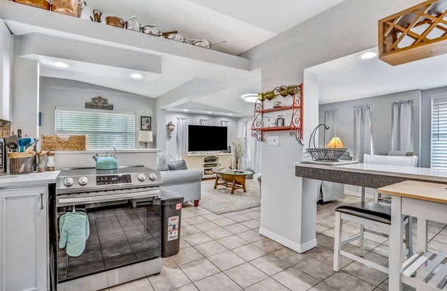 Blooming oasis near the ocean with a hot tub, adult bikes & grill - dog-friendly