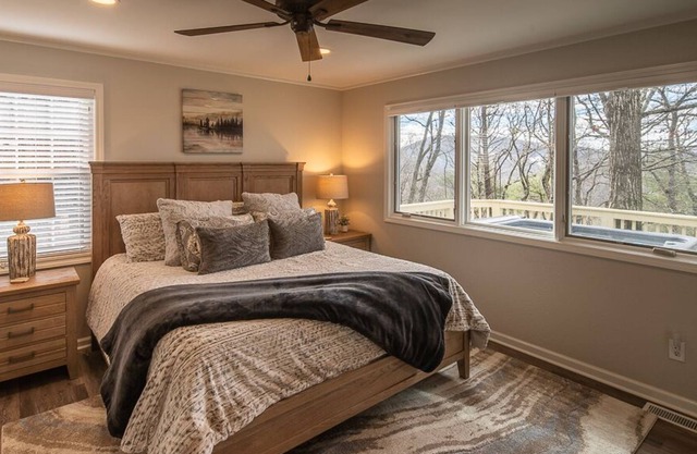 Blowing Rock Home w/hot tub and Ski Mountain Views Sleeps 12