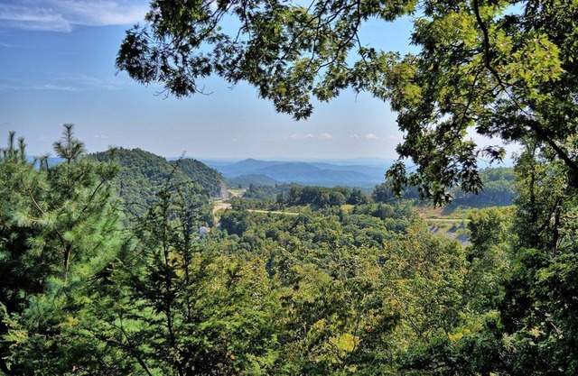 ADMISSION GRATUITE AUX ATTRACTIONS POPULAIRES!- "Blowing Rock Skies" -2 BR, 1. 5 BA, VUES, 2. 5 miles du centre-ville de Blowing Rock, AC