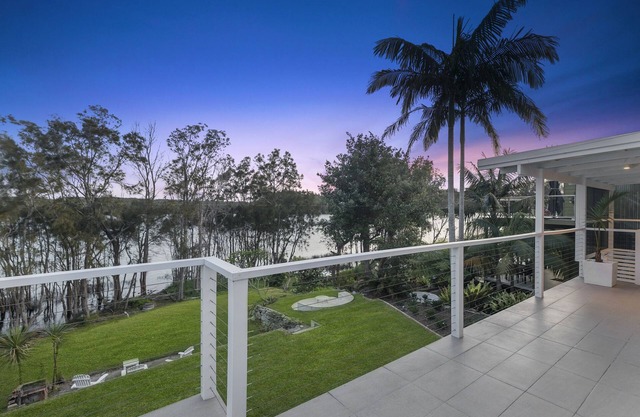 Blue Bell Luxe Cottage - Your lagoon front haven, Calm and Gorgeous!