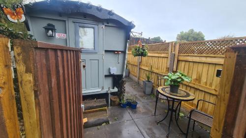 Blue bell Small but Cozy Shepherd's Hut