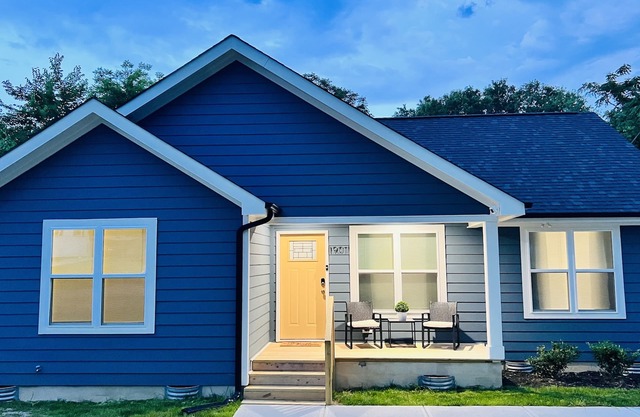 "Blue Belle"-A Magestic Modern Retreat w/ King Bed
