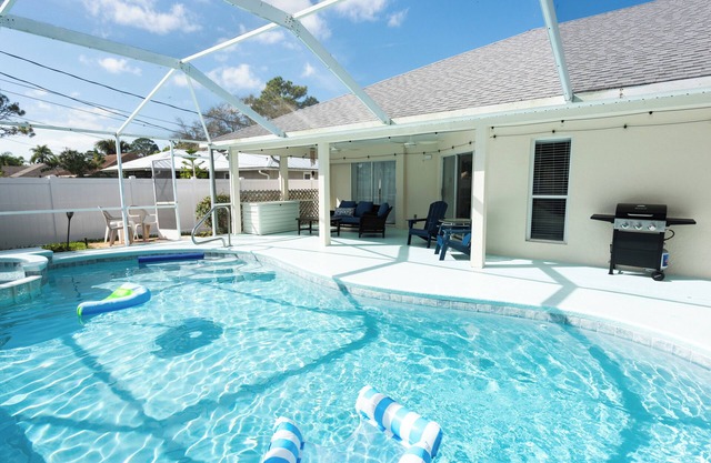 Blue Breeze Retreat: 4B House with Pool, BQ & Game Room in Vero Beach