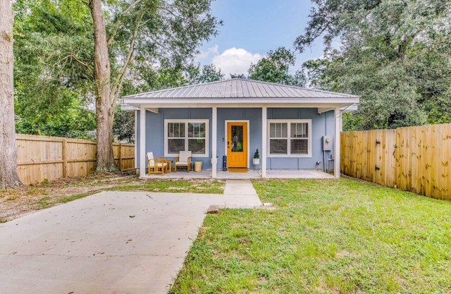 Blue Bungalow ~ Cozy East Hill Convenience
