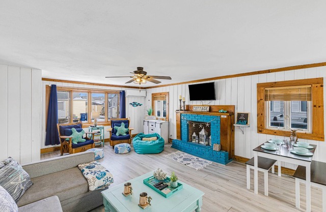 Blue Chill Cottage: cozy, beachy, private deck, gas grill, walk to Hampton Beach, central AC