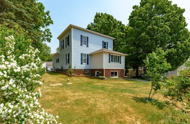 Blue Comfort Inn - Minutes from downtown Fennville - Private hot tub - Dog friendly!