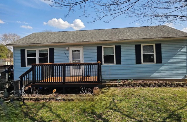 'Blue Cottage' w/Game Room, Deck & Hot Tub