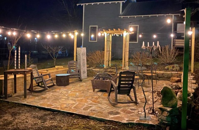 Blue Crest Cottage-comfort & art steps from downtown Mentone-pet friendly!