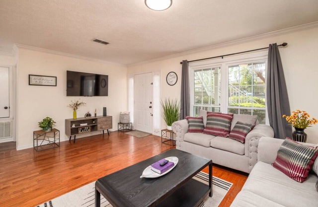 Cozy 2-bedroom apartment in charming Starkville with WiFi, AC