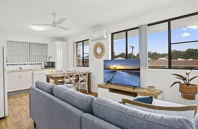 Blue Gem, situated perfectly within a quiet street it is with only a short stroll to Sawtell Village