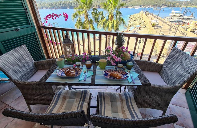 Blue Harbor bel appartement avec terrasse au-dessus de la plage.