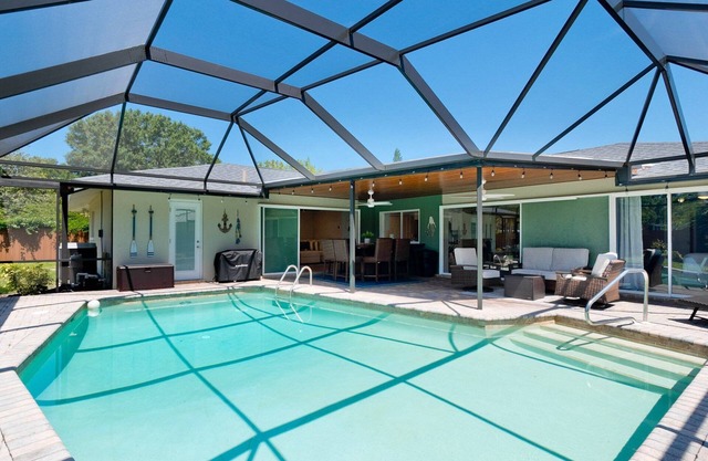 Blue Haven - 4BD/2BA/Bunkbed Room Getaway w Pool - NEAR AIRPORT!!