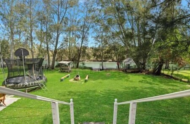 Blue Haven Gypsy Paradise - Cottage plus caravans