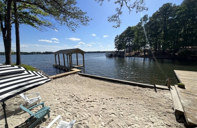 Blue Heaven! Magnificent Main Lake Views | Pet Friendly (Fee)