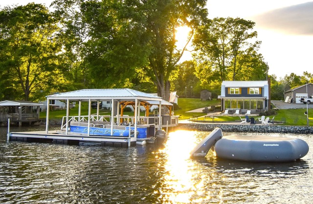 Blue Heron Haven on High Rock Lake - Hot Tub on Dock- Lakeside Firepit & Arcade!