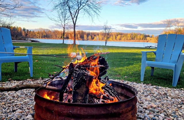 Blue Heron Point - Hot Tub, Kayaks, Fishing, 3 bedrooms on a no wake lake