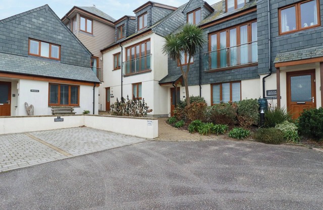 BLUE HORIZON, family friendly, country holiday cottage in Port Isaac