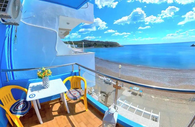 Blue House Beach Apartment - Sleeps 4 & Balcony