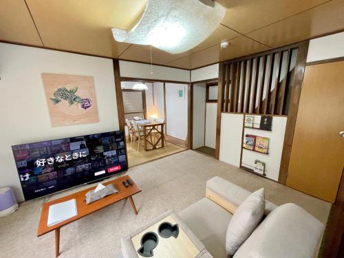 BLUE HOUSE - Traditional Home - 5min, Beach, Bus, Train