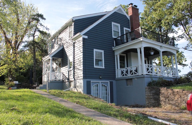 Blue Jay Bungalow- 3 bedroom with private outdoor porches, kid-friendly big yard
